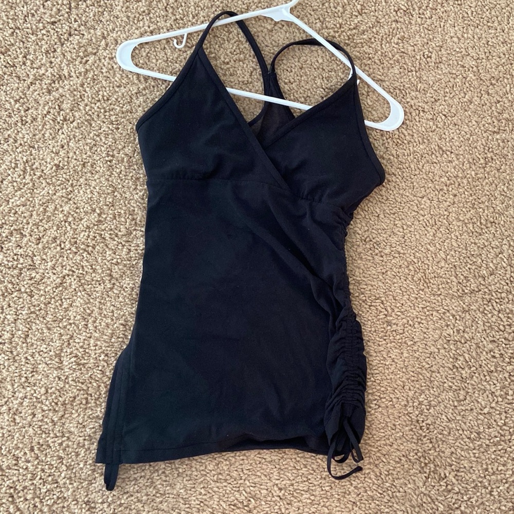 Lulu tank size 4 and 6 , can fit either